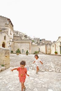 Petites filles qui jouent Matera, Italie