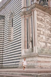 Petite fille devant la Cathédrale d'Orvieto, Italie