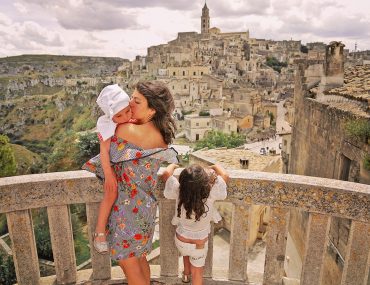 Les Pouiles, d'Alberobello à Matera. Mère et ses 2 filles à Matera, Italie