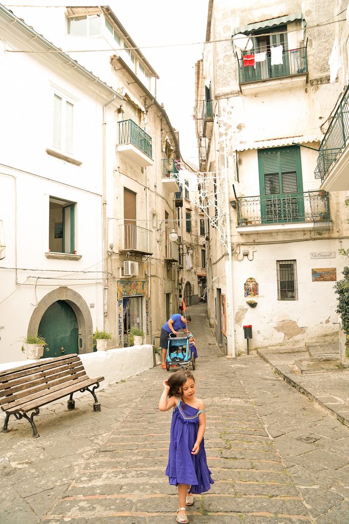 Côte Amalfitaine, Vietri sul Mare, une famille dans les ruelles