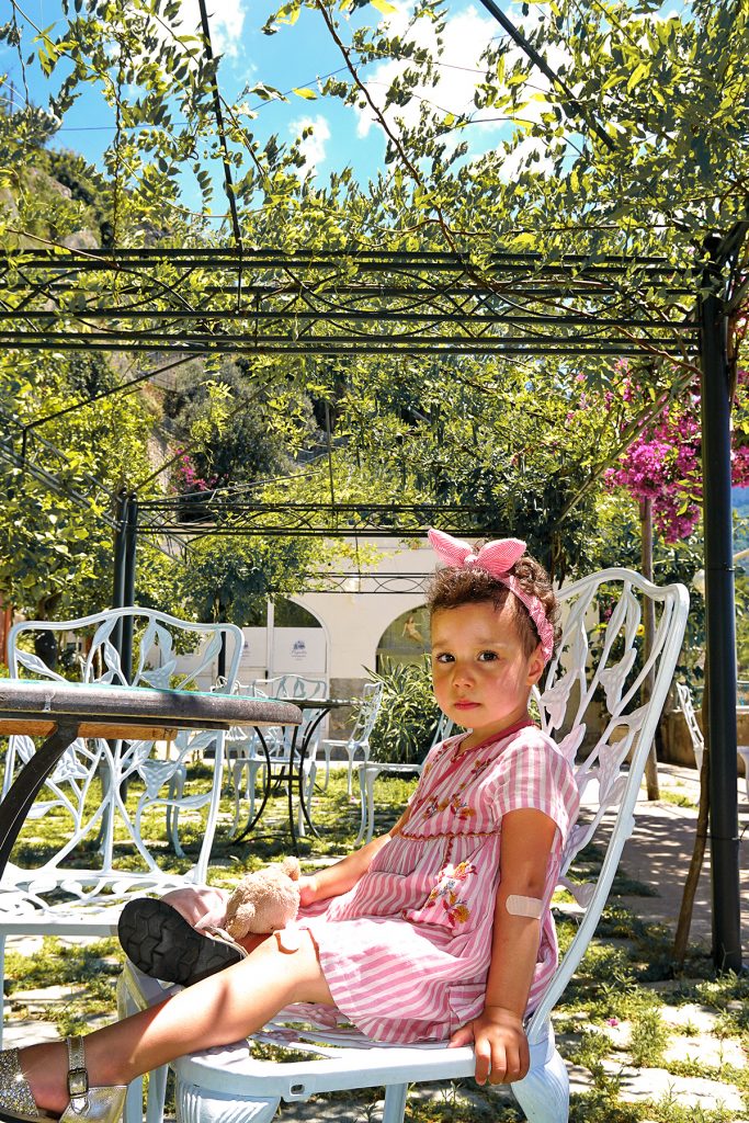Petite fille sérieuse, Côte Amalfitaine, Positano