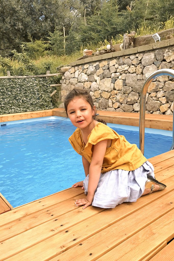 Côte Amalfitaine, petite fille à la piscine