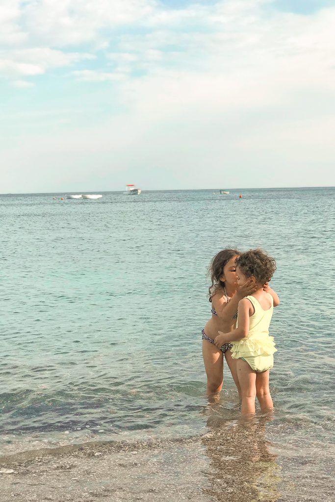 Côte Amalfitaine, Vietri sul Mare, petites filles à la plage