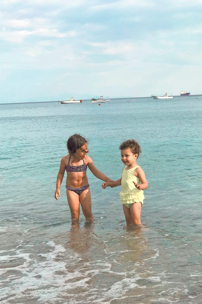 Côte Amalfitaine, Vietri sul Mare, petites filles à la plage