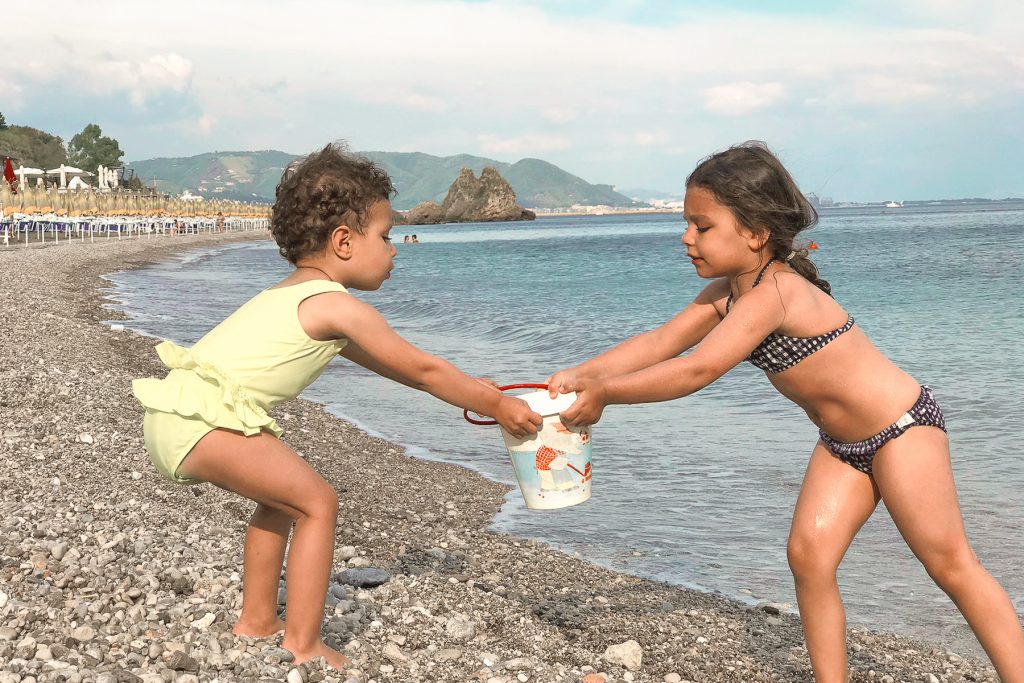 Côte Amalfitaine, Vietri sul Mare, petites filles à la plage