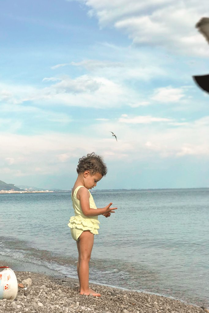 Côte Amalfitaine, Vietri sul Mare, petite fille à la plage