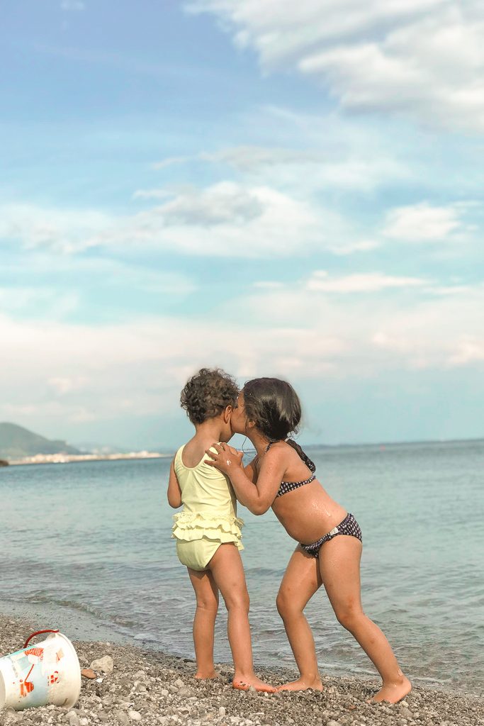 Côte Amalfitaine, Vietri sul Mare, petites filles s'embrassent à la plage