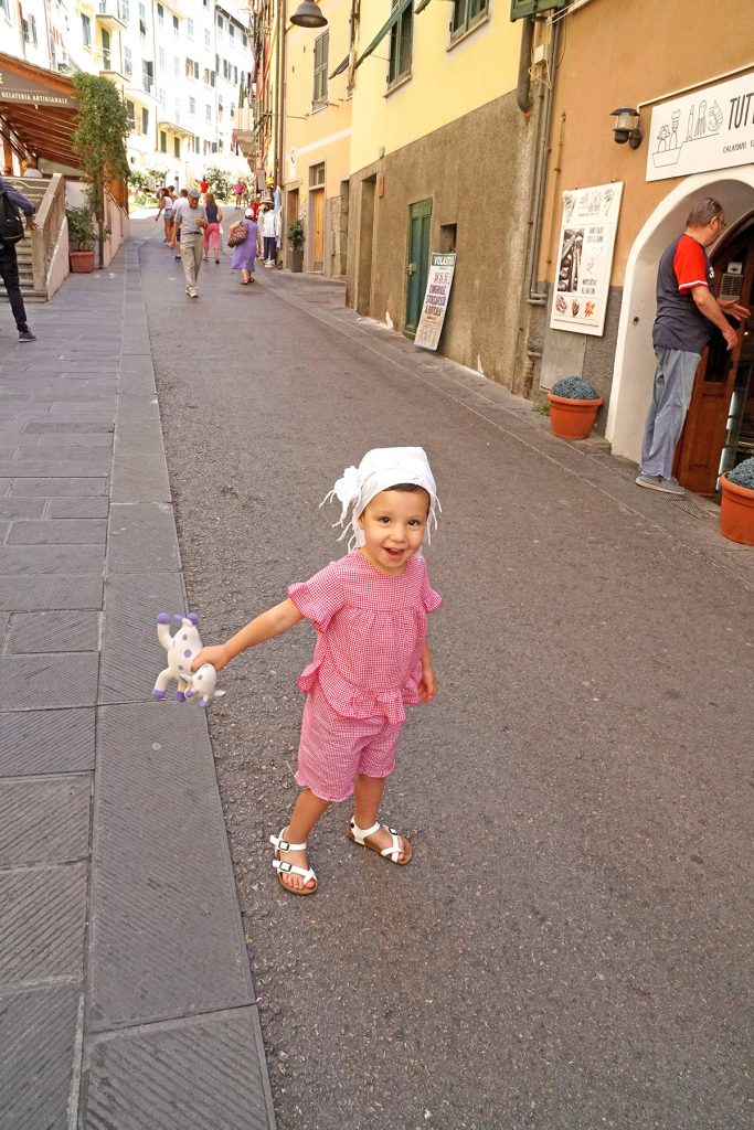 Petite fille dans les rues de Riomaggiore