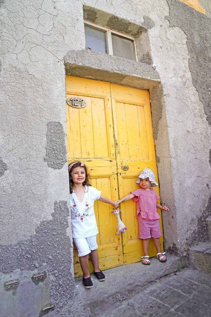 2 Soeurs devant une porte jaune