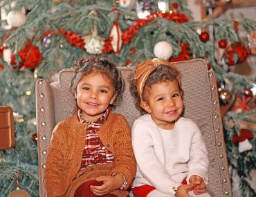 2 soeurs devant le sapin de Noël, des fêtes relax
