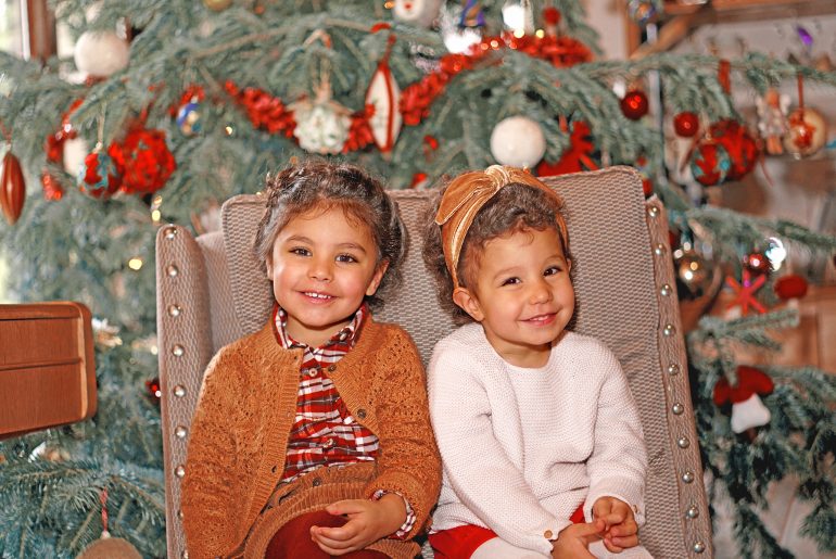 2 soeurs devant le sapin de Noël, des fêtes relax