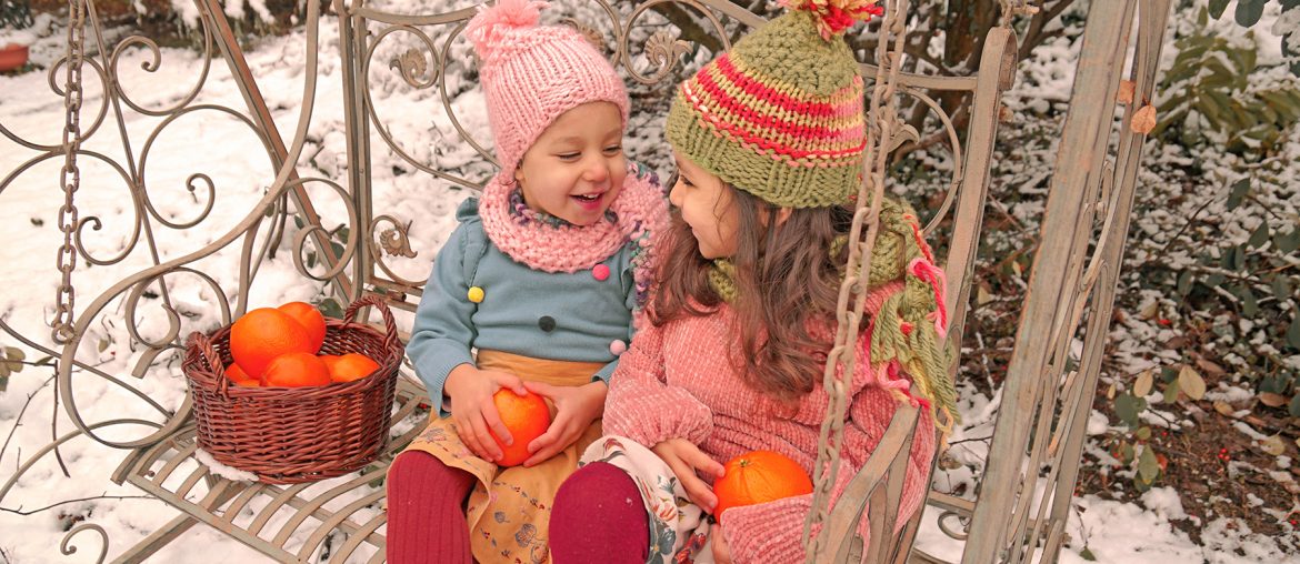 Créer son bonheur, 2 soeurs sur un banc, dans la neige et oranges