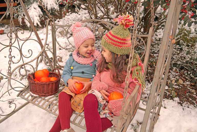 Créer son bonheur, 2 soeurs sur un banc, dans la neige et oranges