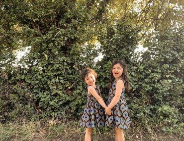 2 soeurs habillées en wax, à la campagne après l'école