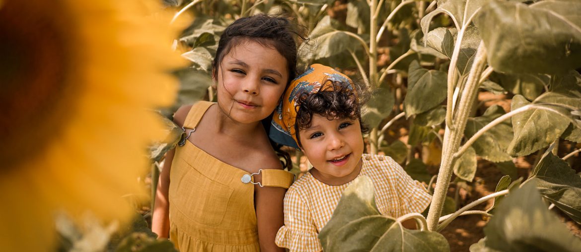 Campagne, 2 petites filles au milieu des champs de tournesols