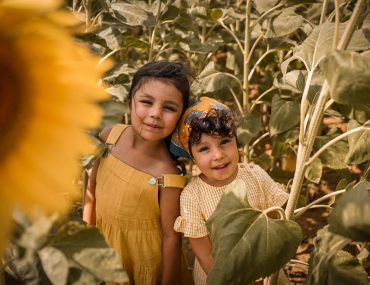 Campagne, 2 petites filles au milieu des champs de tournesols