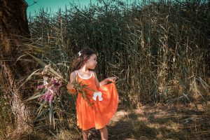 Etang de Louvarel, Saône et Loire, petite fille au bouquet à la campagne