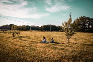 Enfants dans un jardin de campagne