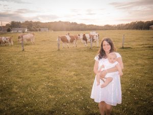 La campagne, mère et fille devant un pré de vaches