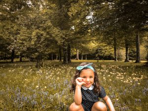 Petite fille à l'orée des bois, campagne de Saône et Loire
