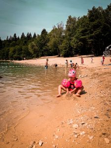 Lac de Vouglans, petite fille joue avec le sable
