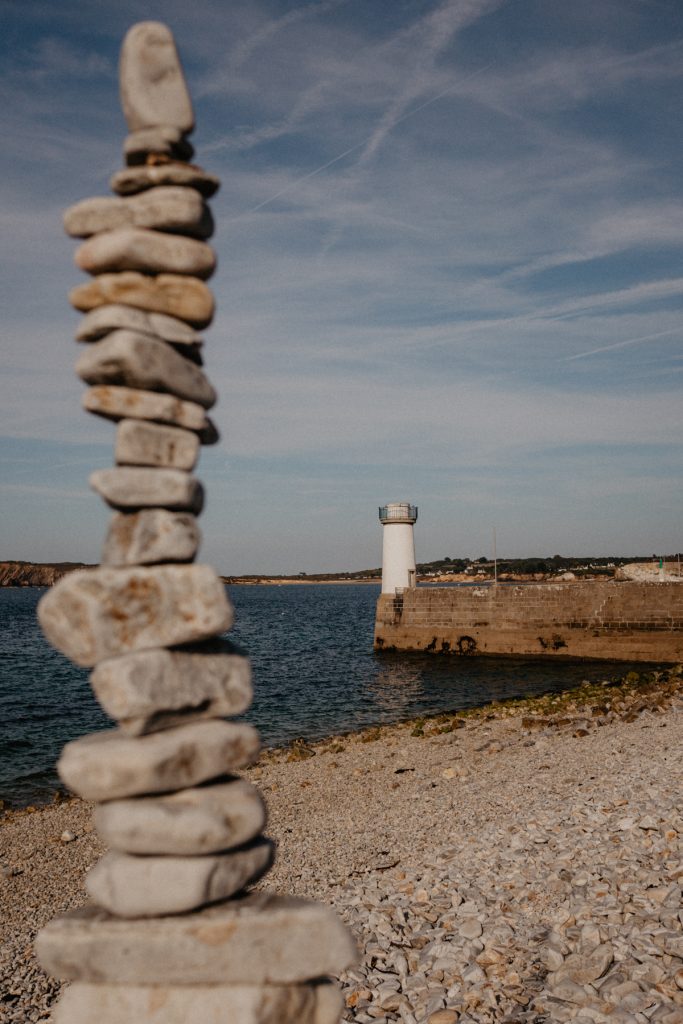 Plage de galets et phare, Camaret sur Mer