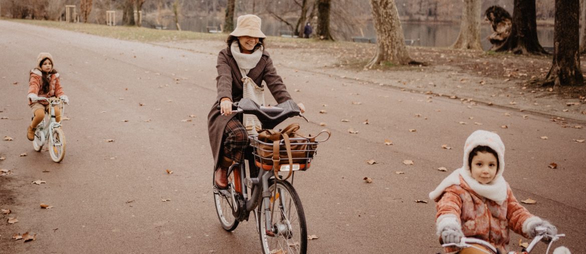 A bicyclette au parc de la Tête d'Or, mère, filles