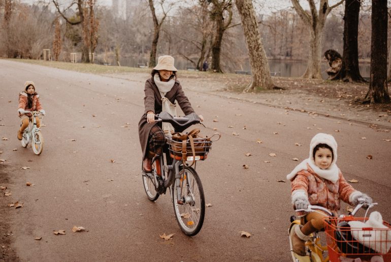 A bicyclette au parc de la Tête d'Or, mère, filles