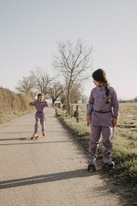 Combinaison Catimini purple énergie pour des kids à skate, en patins pleins de peps.