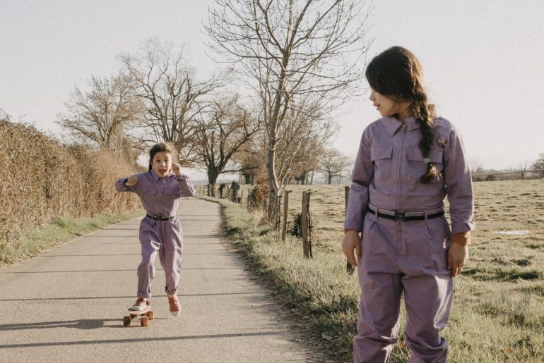 Combinaison Catimini purple énergie pour des kids à skate, en patins pleins de peps.